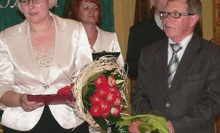 Lucjan Małek z dwoma bukietami dla dyrektor Doroty Noszczyk.