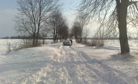 Zima w Radomskiem: W miastach źle, na prowincji jeszcze gorzej! Samochody utknęły na dobre w zaspach śniegu (zdjęcia)