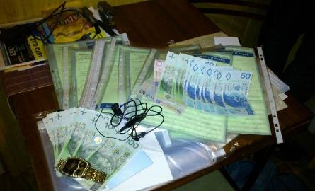 Policjanci zabezpieczyli kilka tysięcy złotych i fikcyjne umowy o pracę