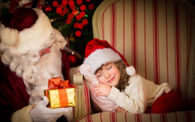 Czy święty Mikołaj istnieje? Kiedy powiedzieć dziecku prawdę i jak rozmawiać z nim o świętym Mikołaju? Zobacz, co radzi psycholog