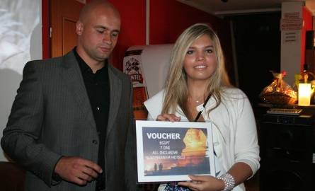 Magdalena Popławska, Miss Lata 2011 voucher na wycieczkę do Egiptu odebrała z rąk Tomasza Kwiatkowskiego z biura Express