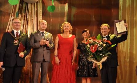 Robert Grudzień odebrał tytuł Honorowego Obywatela Miasta Lipsko. W środku śpiewaczka Małgorzata Walewska.