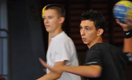 Syn Roberta Nowakowskiego, Dominik (z prawej), będzie grał w kieleckim zespole piłkarzy ręcznych.