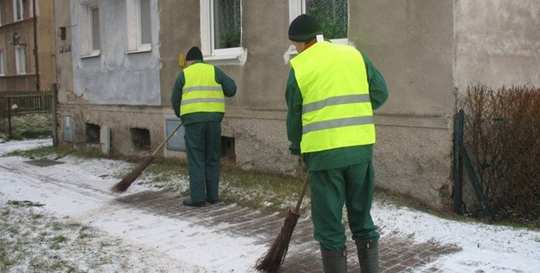 Przedsiębiorstwo Usług Miejskich w Gubinie zajmuje się odśnieżaniem dróg i chodników miejskich oraz wojewódzkich.