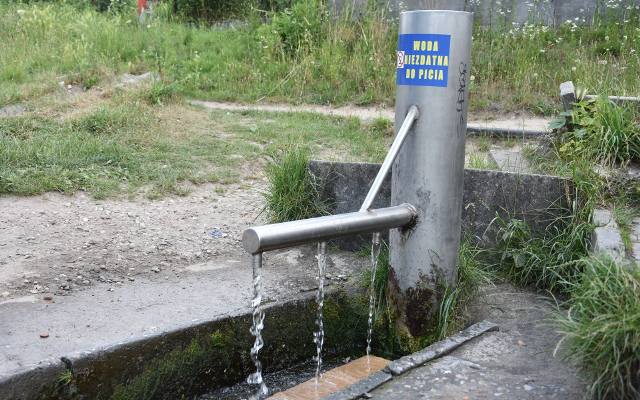 Popularne źródełko na Rzędzinie w Tarnowie skażone. Sanepid wykrył w wodzie bakterie grupy coli. Ludzie nadal ją piją