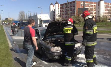 Samochód zapalił się przy Żeromskiego. Strażacy gasili komorę silnika (foto)