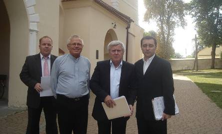 „Sprawcy zamieszania”: od lewej Michał Tęcza, ksiądz Janusz Socha, proboszcz Antoni” – Włodzimierz Matuszak i Robert Grudzień