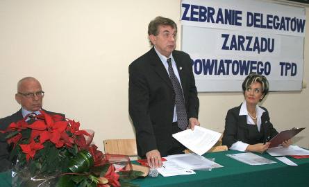 Włodzimierz Wolski (w środku) ponownie został wybrany prezesem radomskiego TPD. Obok jego zastępczyni Zofia Kukla oraz prezes Zarządu Głównego Wiesław