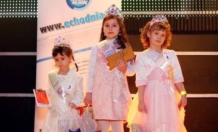 Dziewczynki były bardzo dumne z wygranej: Od lewej: II vice miss 3-letnia Oliwia Maciejewska, Mała Miss 2010, 6-letnia Nikola Giska i 6-letnia Wiktoria