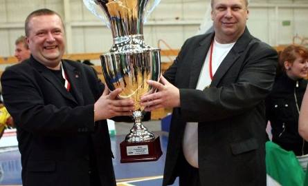 Z dyrektorem tarnobrzeskiego klubu Bogusławem Jarkiem odebrał puchar za wygranie pierwszej ligi w sezonie 2009/2010.