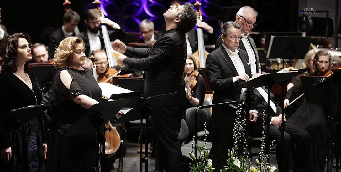 Sergey Sambatyan dyryguje Chórem i Orkiestrą Filharmonii Narodowej podczas koncertu finałowego &quot;Siedem bram Jerozolimy&quot; w Teatrze Wielkim