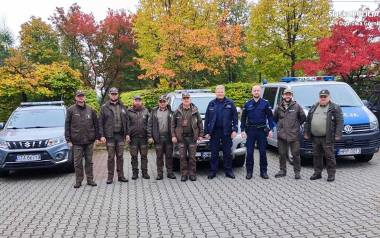 Policjanci i strażnicy leśni wspólnie kontrolują lasy w ramach akcji "Grzybiarz 2022"Zobacz kolejne zdjęcia/plansze. Przesuwaj zdjęcia