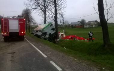 Wypadek w Jałowęsach. Tir uderzył w drzewo, kierowca zginął 
