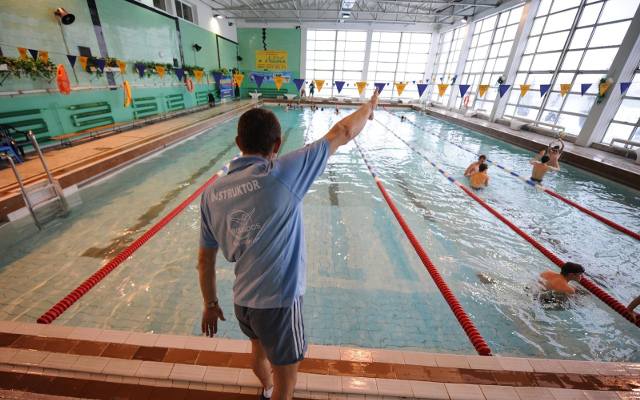 Nauka pływania w Poznaniu: Oto ceny zajęć pływackich na basenach Atlantis, Rataje i Chwiałka