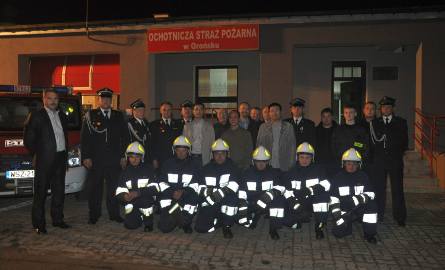Pamiątkowa fotografia uczestników spotkania przed jednostką Ochotniczej Straży Pożarnej w Orońsku.