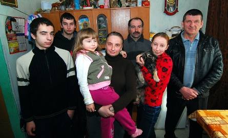 Prawie cała rodzina w komplecie. Z prawej strony Marian Staniek, kierowca w Ochotniczej Straży Pożarnej w Stobcu, który nie tylko pomagał w gaszeniu,