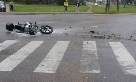 Wypadek w Sokółce [FOTO]. Osobówka uderzyła w motor, a następnie w płot 