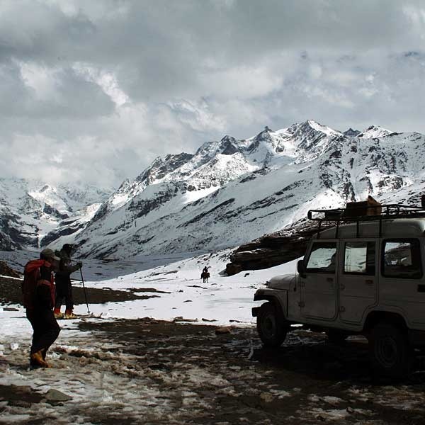 Najwyższy punkt na trasie -pokryta śniegiem przełęcz Rohtang ma 3978 m n.p.m. Za nią zaczynają się prawdziwe Himalaje.