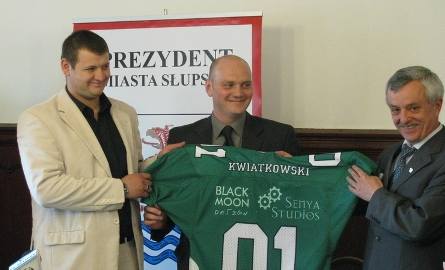Wiceprezydent Kwiatkowski otrzymał od zespołu Griffons koszulkę z własnym nazwiskiem.