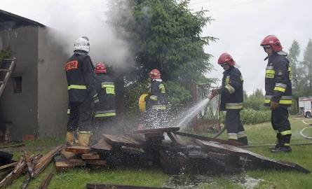 Podczas akcji gaszenia suszarni drewna w Ujeździe.