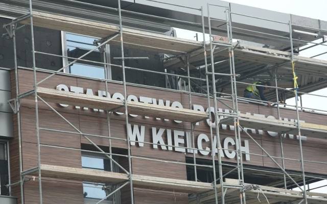 Napisy na gmachu Starostwa Powiatowe w Kielcach już zamontowano.