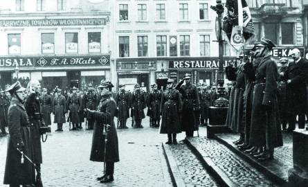 Stary Rynek, kwiecień 1936 rok. Prezydent Barciszewski (pierwszy z prawej) uczestniczy w przysiędze żołnierzy 62. Pułku Piechoty Wielkopolskiej.