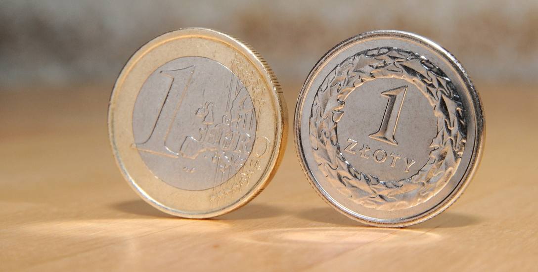 Rok temu euro kosztowało 4,02 zł. Wczoraj prawie 4,40 zł.