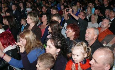 Grubo ponad tysiąc osób zgromadziło się wieczorem na stadionie sportowym w Kluczewsku na koncercie gwiazdy festynu.