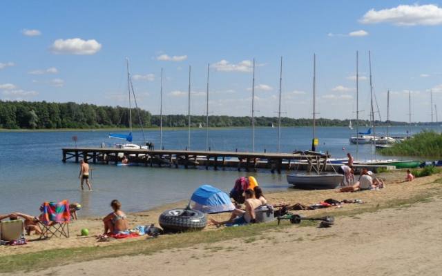 Top 10 jezior w Wielkopolsce polecanych na wyjazd z dziećmi. Na te plaże warto wybrać się nie tylko w weekend