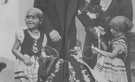 Kompozytor i pianista Ignacy Jan Paderewski z żoną Heleną. Na pierwszym planie widoczne dziewczynki w strojach ludowych trzymające wiązankę z kwiatów