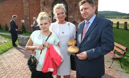 Burmistrz Daleszyc Wojciech Furmanek z żoną i córką brał udział w dożynkach parafialnych w Niestachowie.