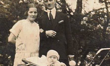 1926 r. Państwo Klempowie na spacerze z pierworodnym synem Zdzisiem, autorem tych wspomnień