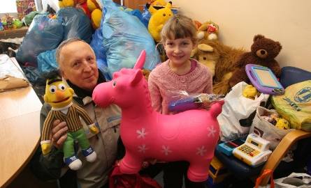 7-letnia Małgosia z Kielc z dziadkiem Waldemarem prezentują zabawki, które dziewczynka przekazała dla potrzebujących.