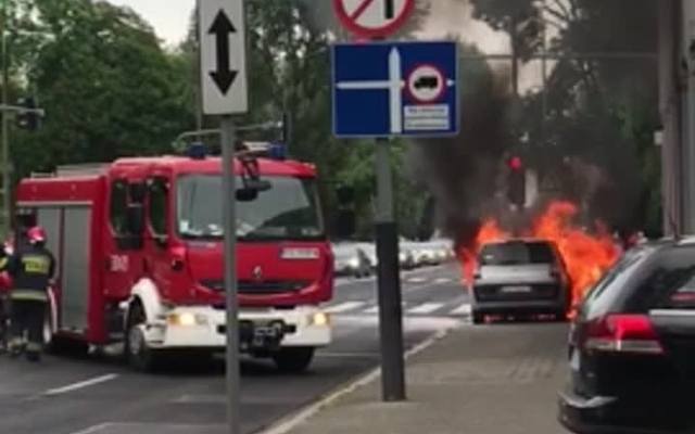Poznań: Pożar na alei Niepodległości. W płomieniach stanął samochód [ZDJĘCIA, WIDEO]