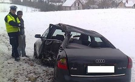 Wypadek w Zbicznie. Auto zatrzymało się na drzewie, 20-latka w szpitalu