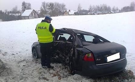 Wypadek w Zbicznie. Auto zatrzymało się na drzewie, 20-latka w szpitalu