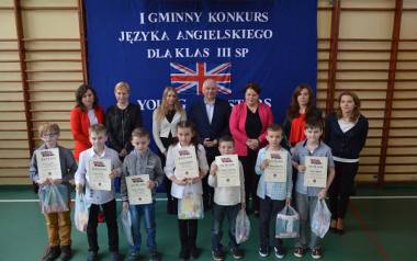 Najlepsi młodzi angliści z gminy Pawłów otrzymali nagrody.
