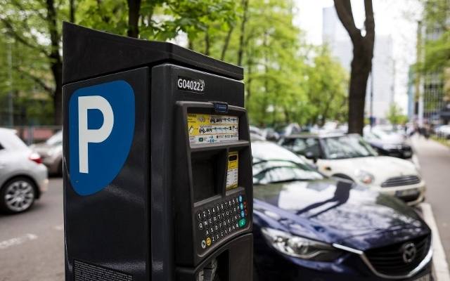 Strefy płatnego  parkowania. Ile zapłacimy w polskich miastach i jak wypadamy na tle europejskich metropolii?