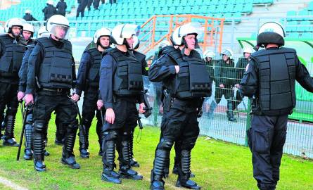 Grupa policjantów przygotowuje się do "pacyfikacji" stadionowych chuliganów. Większość funkcjonariuszy ma za sobą prawdziwe tego typu