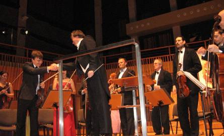 Jak zwykle po udanym koncercie dyrygent wymienia uścisk dłoni z koncertmistrzem.