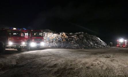 Nocny pożar śmietniska w Fałkowie. Trudna akcja strażaków