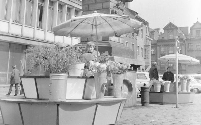 Jedna rzecz zaskakiwała! Tak wyglądał Stary Rynek w Poznaniu 50 lat temu. Zobacz archiwalne zdjęcia