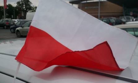 Flaga biało-czerwona przyczepiona do szyby auta to coraz popularniejszy sposób pokazania patriotyzmu przed Euro...