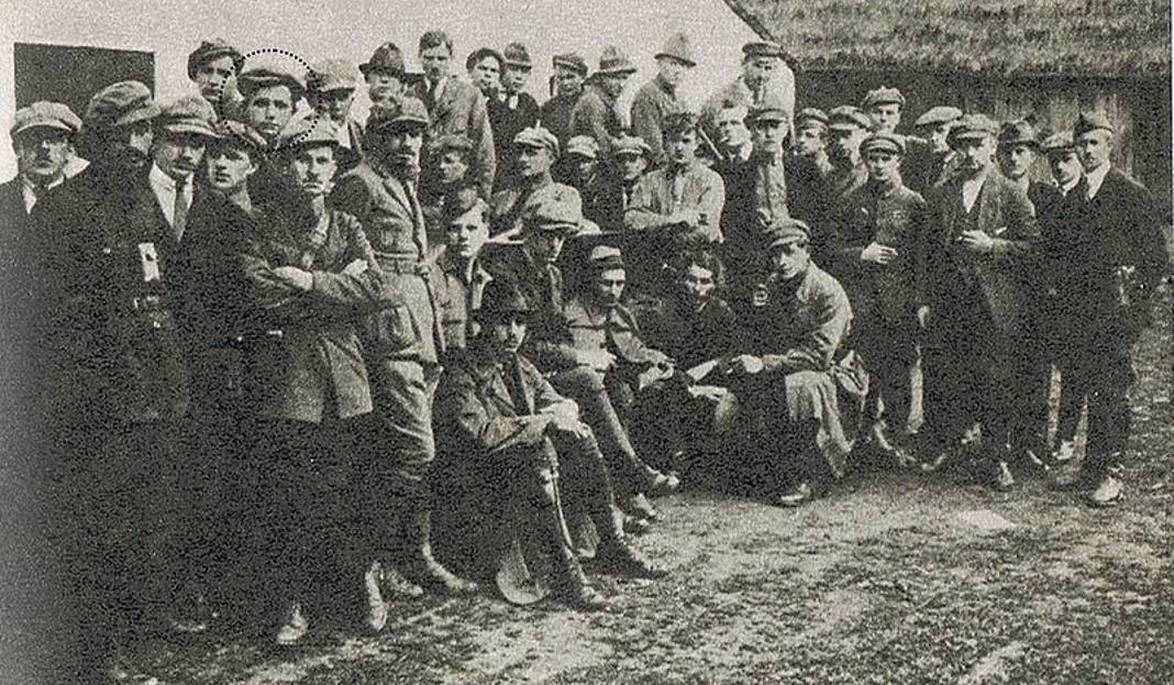 Oddział Dywersyjny kpt. Tadeusza Puszczyńskiego ps. Wawelberg w III powstaniu śląskim. Fotografia wykonana w Pyskowicach w końcu czerwca 1921. Siedzą