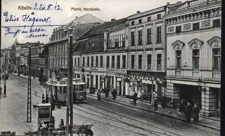 Ulica Zwycięstwa.z pięknym akcentem tramwajowym. W pierwszym po prawej stronie budynku przed II wojną światową mieścił się miejski ratusz. Nieco dalej,
