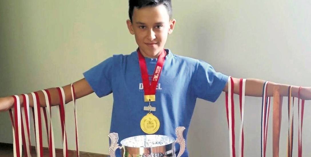 W tak młodym wieku Natan Szaro uzbierał już całą kolekcję sportowych medali.