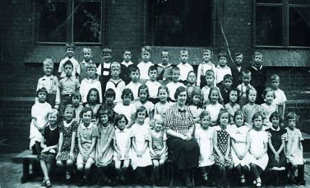 Rok szkolny 1935/36, szkoła powszechna przy ul. Świętojańskiej. Leszek Majewski stoi drugi od prawej, w drugim rzędzie od góry. Wychowawczynią była