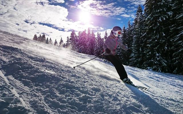 Narty: Czechy na zimę 2022/2023. TOP 15 ośrodków narciarskich, daty otwarcia sezonu, ceny skipassów. O ile podrożały wyjazdy na narty?