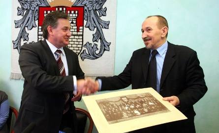 Przewodniczący Rady Miejskiej Dariusz Wójcik (z lewej) przekazał zdjęcie Kazimierzowi Jaroszkowi, dyrektorowi Archiwum Państwowego w Radomiu.