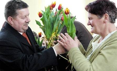 Z okazji tegorocznego Dnia Kobiet, na wzór lat ubiegłych, każda z obecnych pań otrzymała po tulipanie od samorządowców. Przy wręczaniu starosta włoszczowski